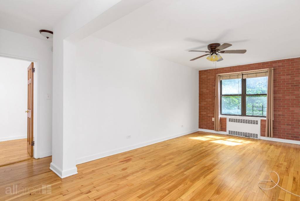 Beautiful true 2 bedroom 1 bathroom in the Historic Jackson Heights in The Amherst building.