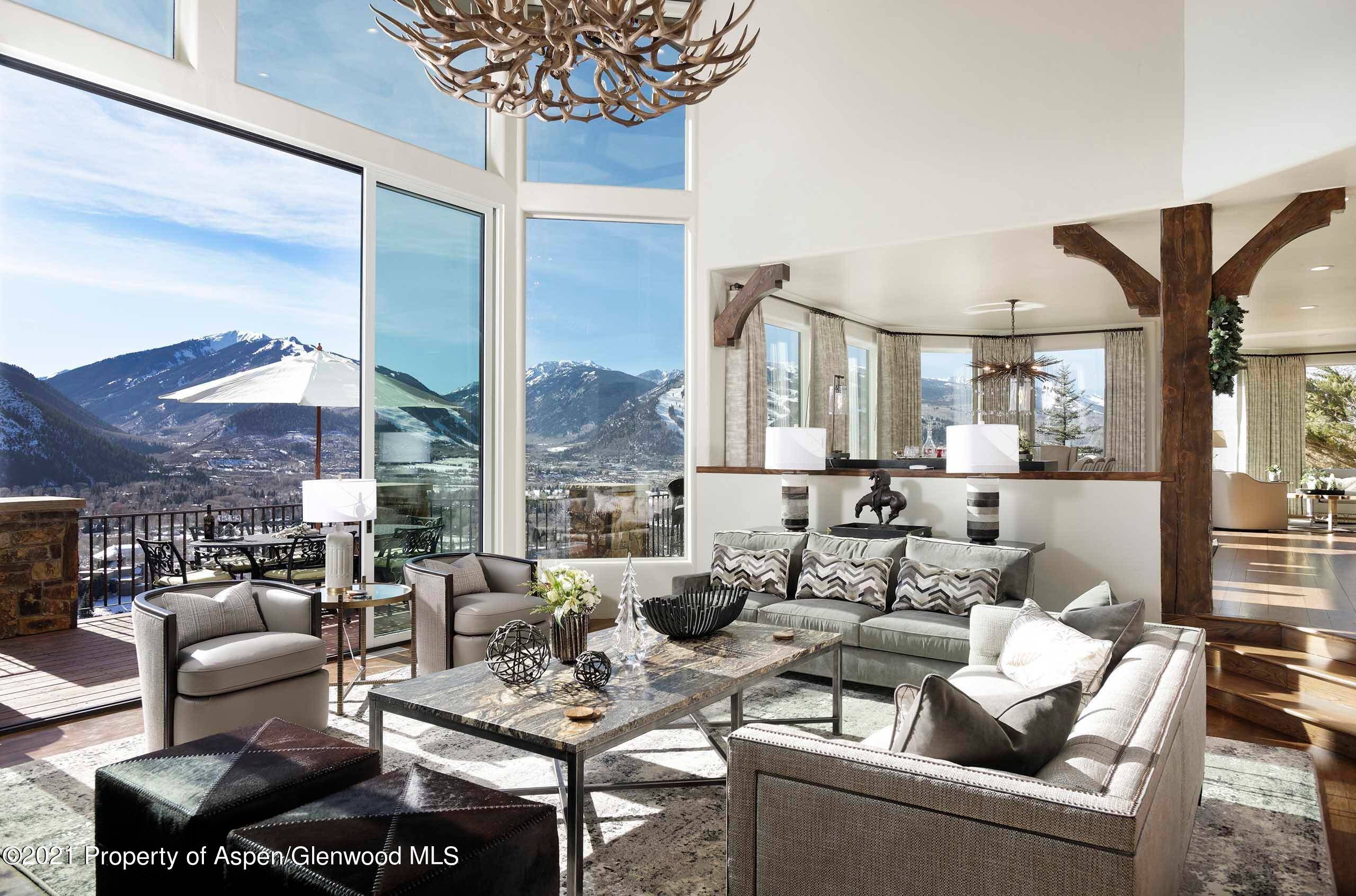 Experience the natural beauty of Aspen from the expansive decking of Red Mountain Rise, all the way to Aspen Mountain, Independence Pass and Maroon Bells.