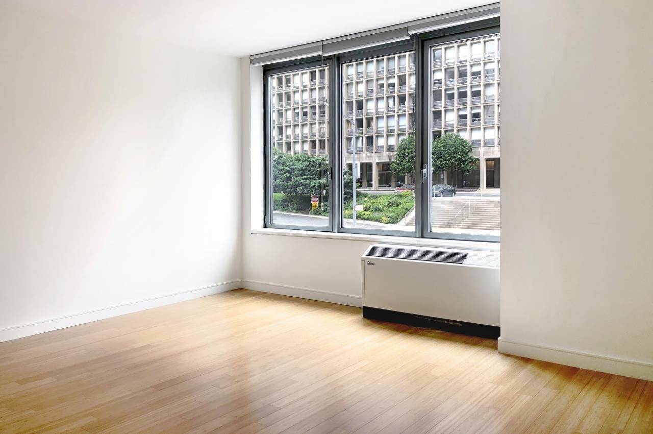 Move In Now ! 303 East 33rd Street is a new, full service, LEED certified condominium building, located in Murray Hill.