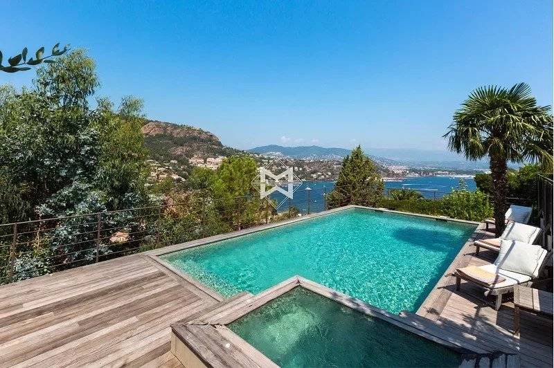 Contemporary villa with a splendid sea view