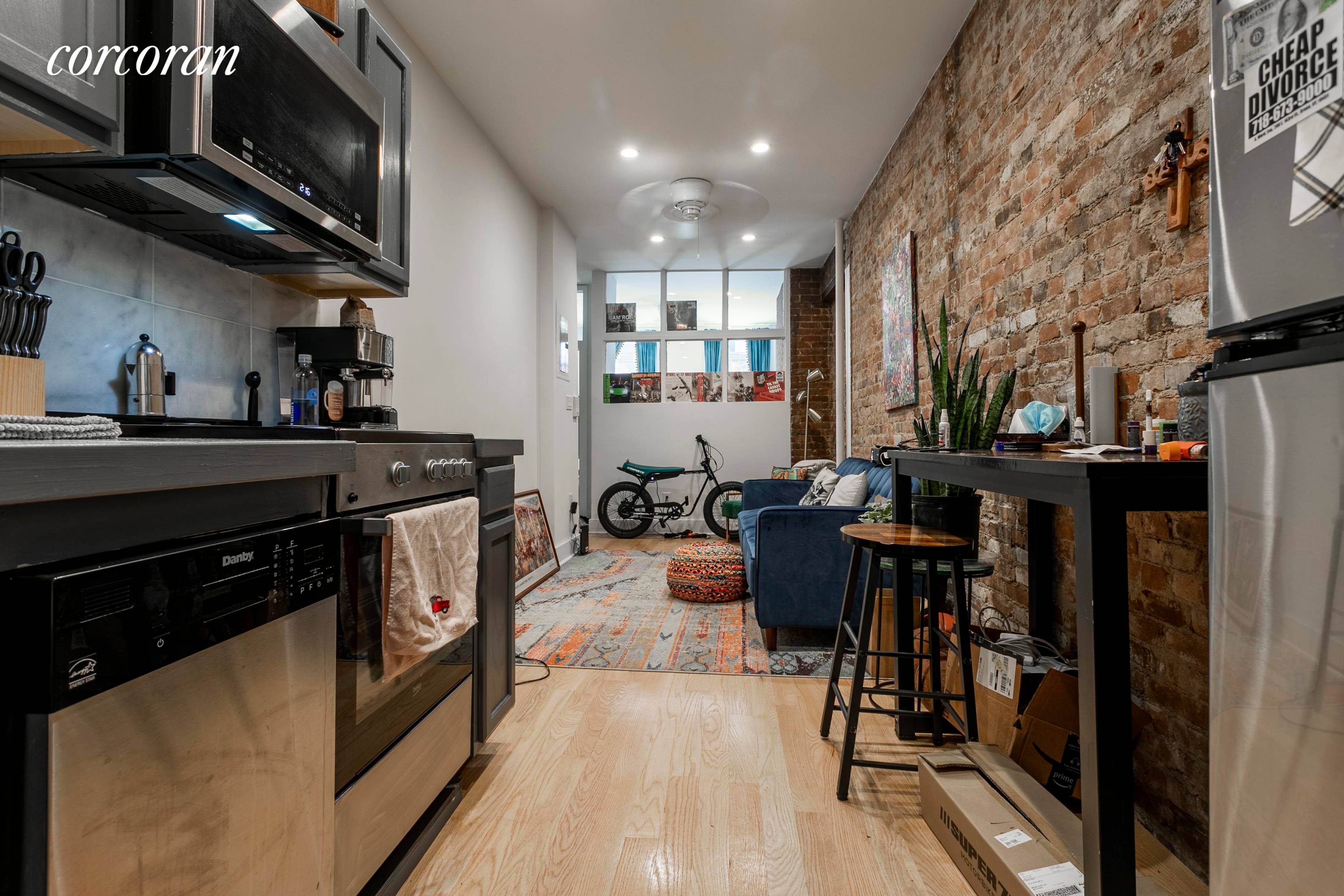 NO FEE SPECTACULAR GUT RENOVATED LOFTY 2 BR IN WBURG !