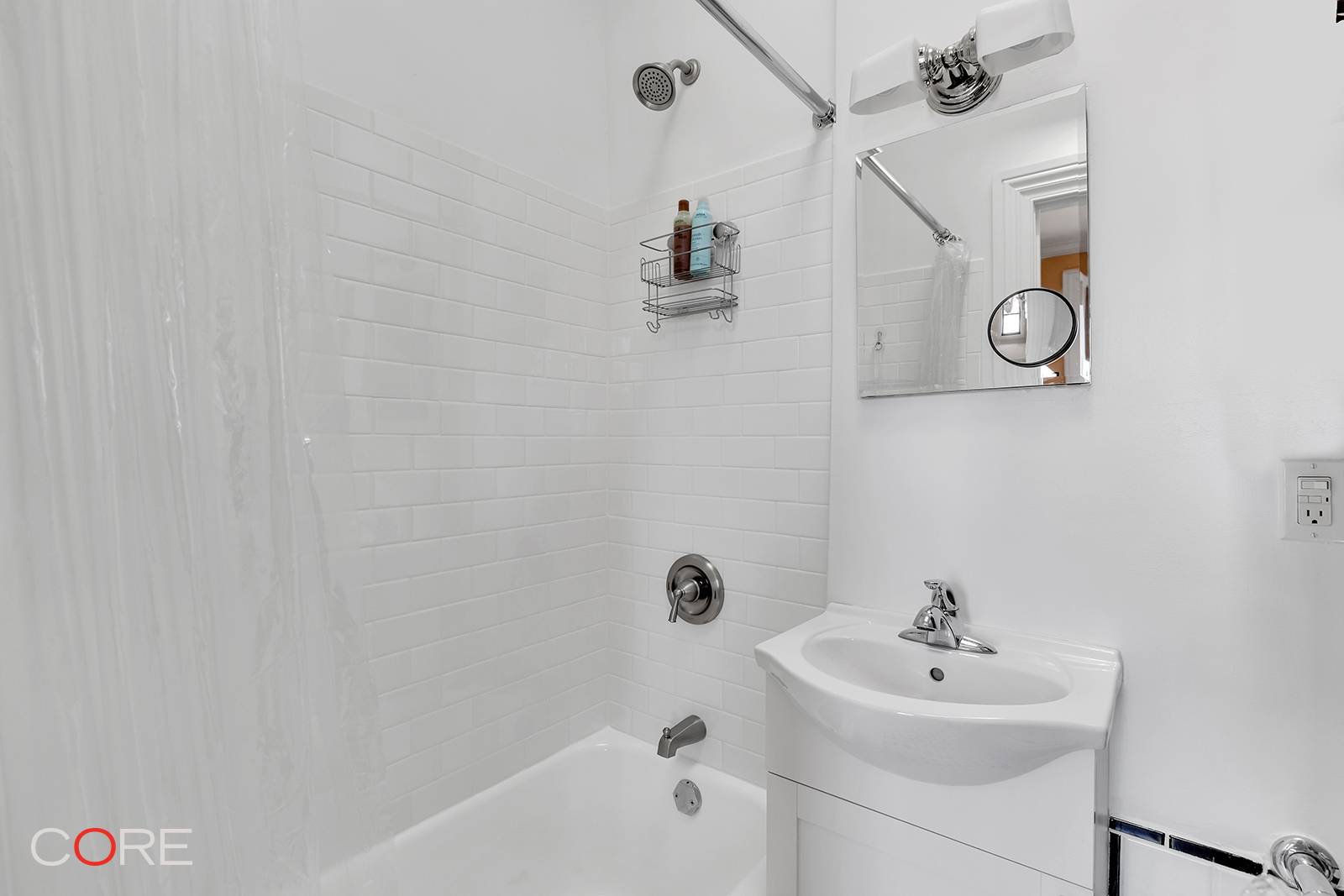 Relax in this sunny and cheerful studio in the historic and charming heart of the West Village.
