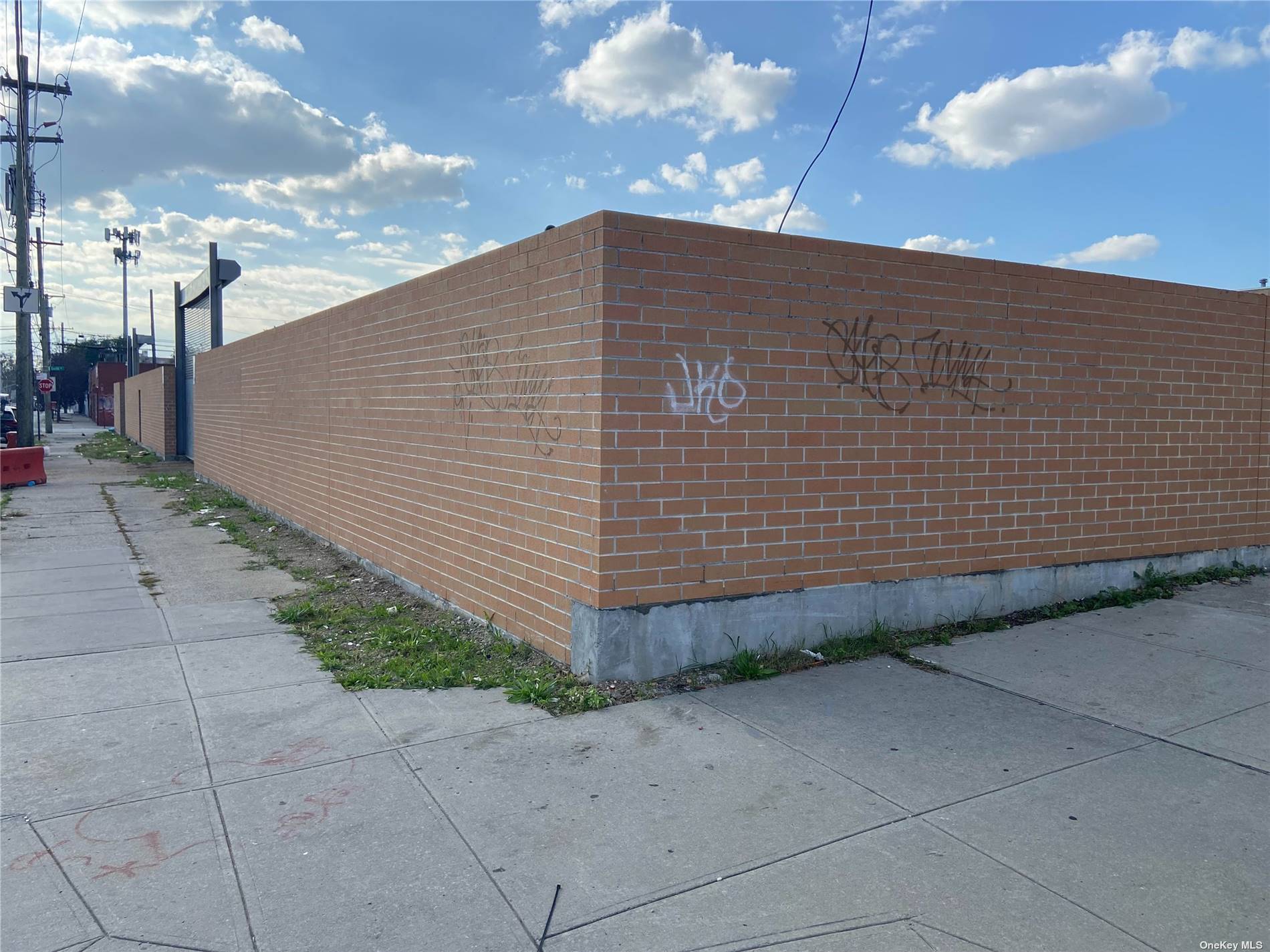 Builders and Investors opportunity on this huge parcel of land in Brooklyn, the lot begin at pine street, and ends on Euclid Ave.
