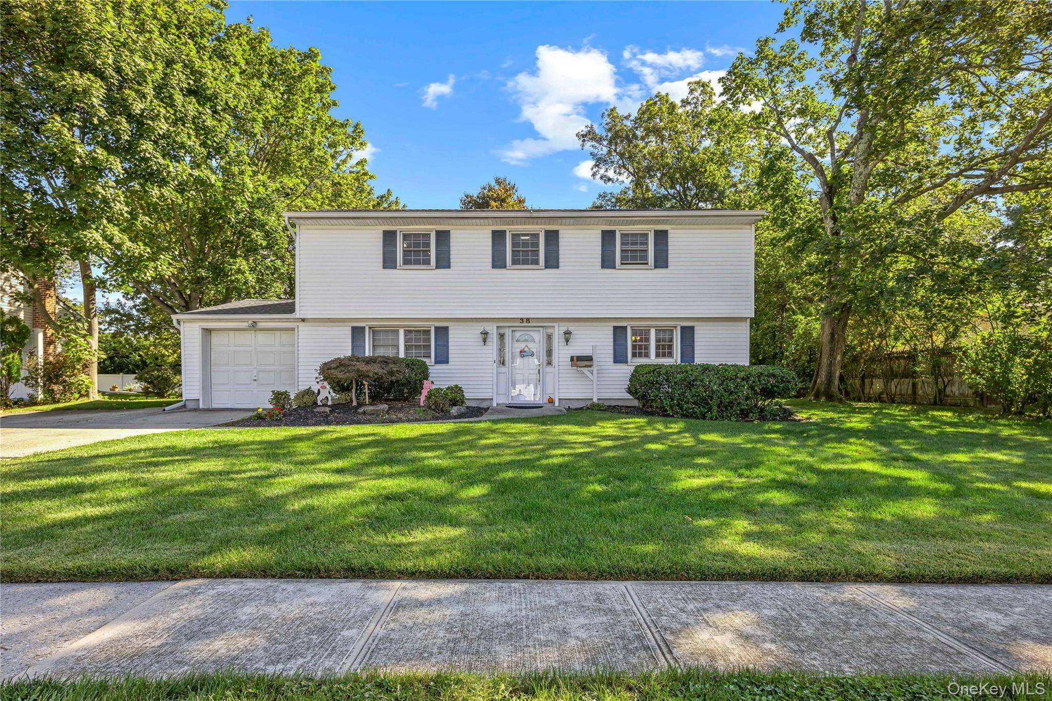 Charming 4 Bedroom Home in the Heart of Old Bethpage !