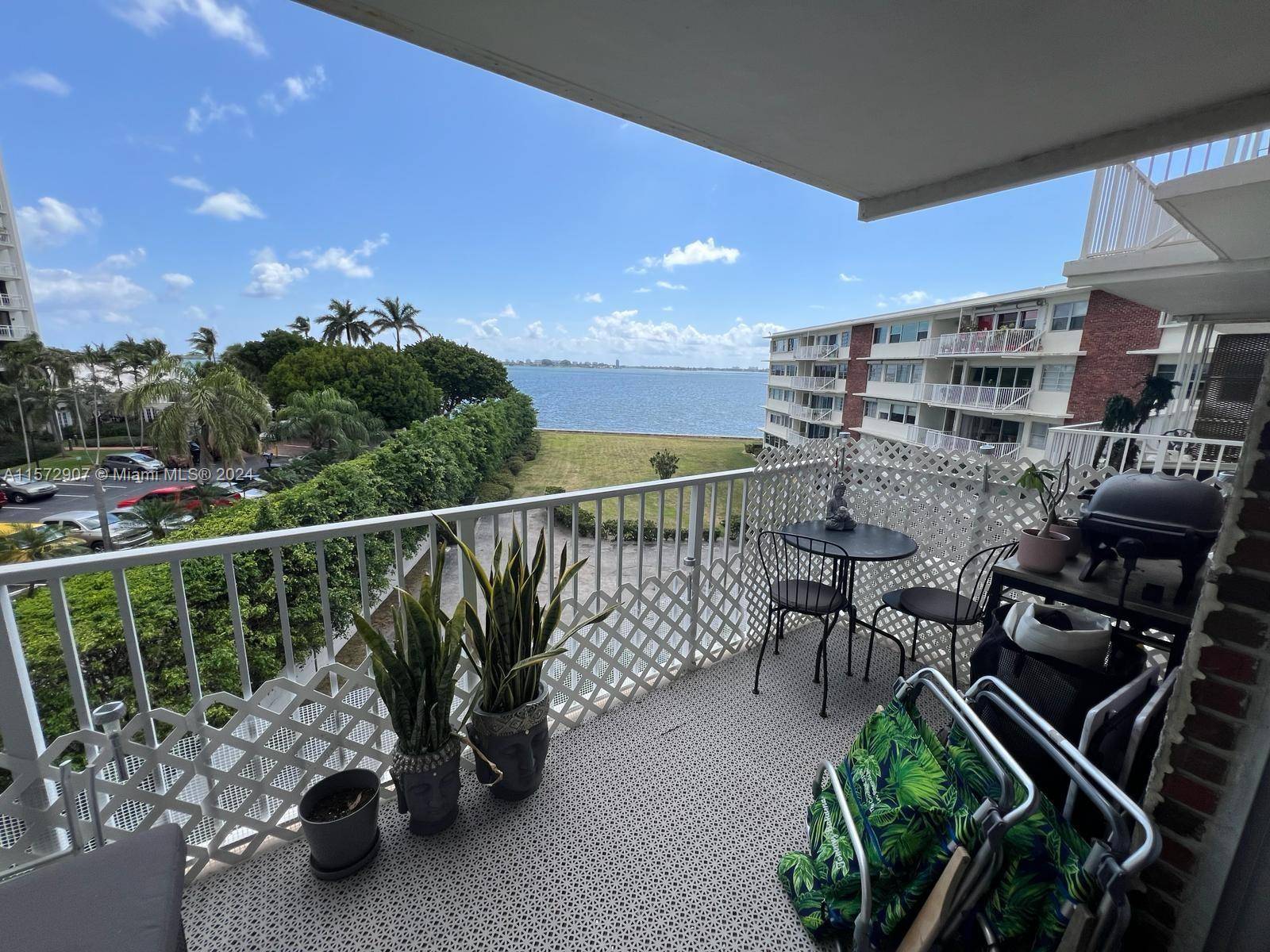 Espectacular apartment 2 bedrooms 2 bathrooms, very spacious with an amazing water view.