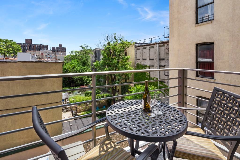 PRIVATE LARGE BALCONYExtra large split 2 Bedroom, 2 Bathroom apartment in mint condition featuring high ceilings and a large private balcony.