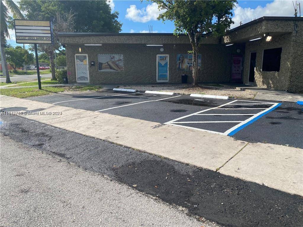 This is an amazing opportunity to own a 5 unit commercial building in the heart of Fort Lauderdale and in an up and coming neighborhood.