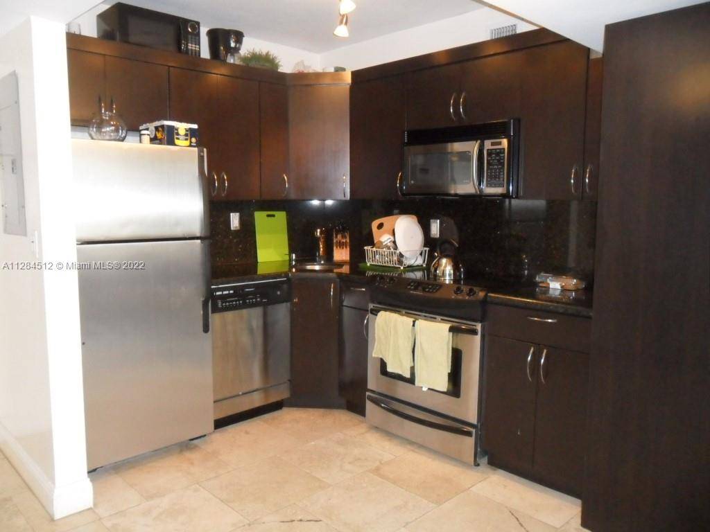 Great Jr. 2 bedrooms 2 Full baths with balcony and City view, fully furnished and equipped.