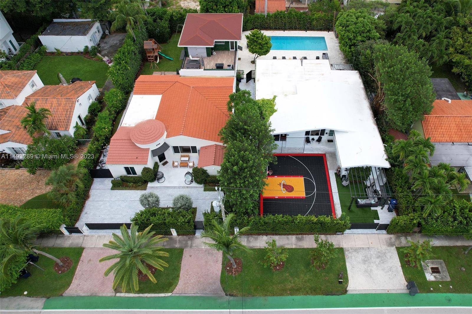 Feast your eyes on this double lot featuring two homes in the heart of Miami Beach.