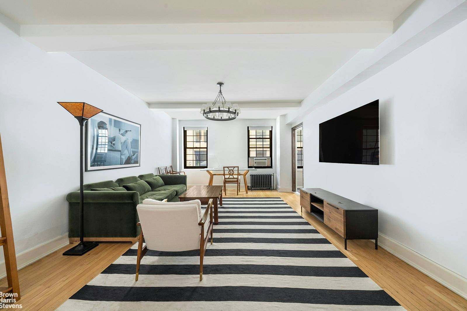 Spacious Pre War Gramercy 1BRThis spacious pre war co op offering an abundance of natural light is conveniently located in the heart of Gramercy.