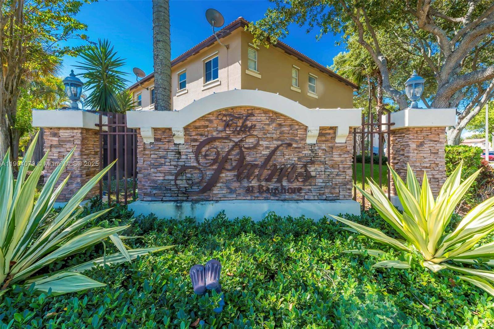 This beautifully maintained 2 bed, 2.