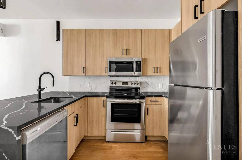 Welcome to 1194 Green, a stunning brand new luxury apartment located in the vibrant neighborhood of Bushwick, Brooklyn.