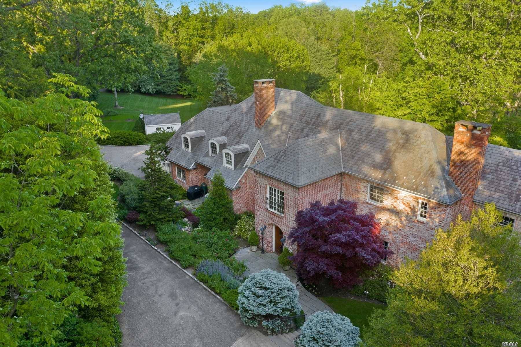 Magnificent Estate Located At The End Of A Private Lane On 5.