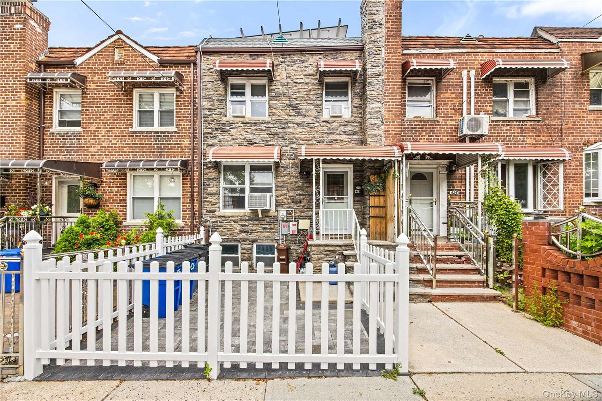 Front of 3243 Corsa Avenue