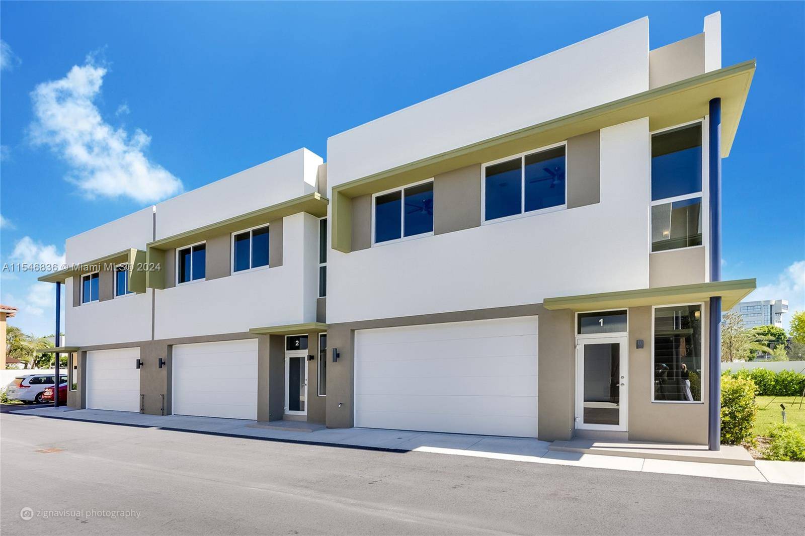 This contemporary townhouse is nestled in the heart of Dadeland area.