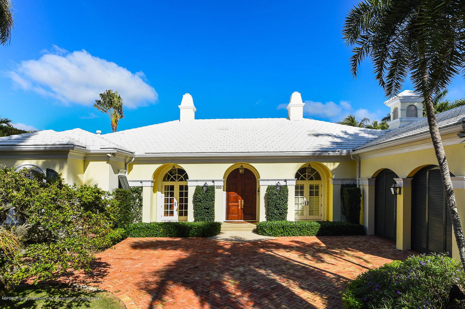 Perfectly located close to town, this gracious and pristine Bermuda has a fabulously easy living floor plan with well scaled indoor outdoor spaces !