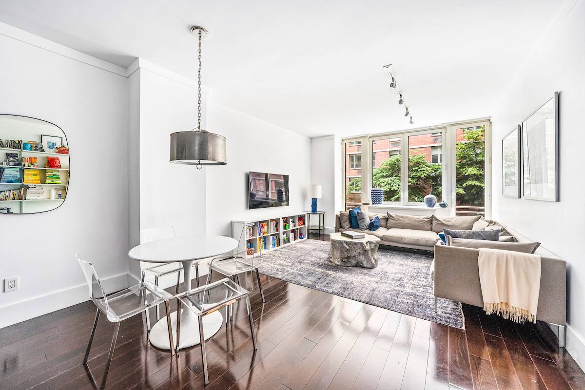 The Indigo building, located at 125 West 21st Street, is a boutique condominium building ideally located on a charming block at the crossing of the Chelsea and Flatiron neighborhoods.