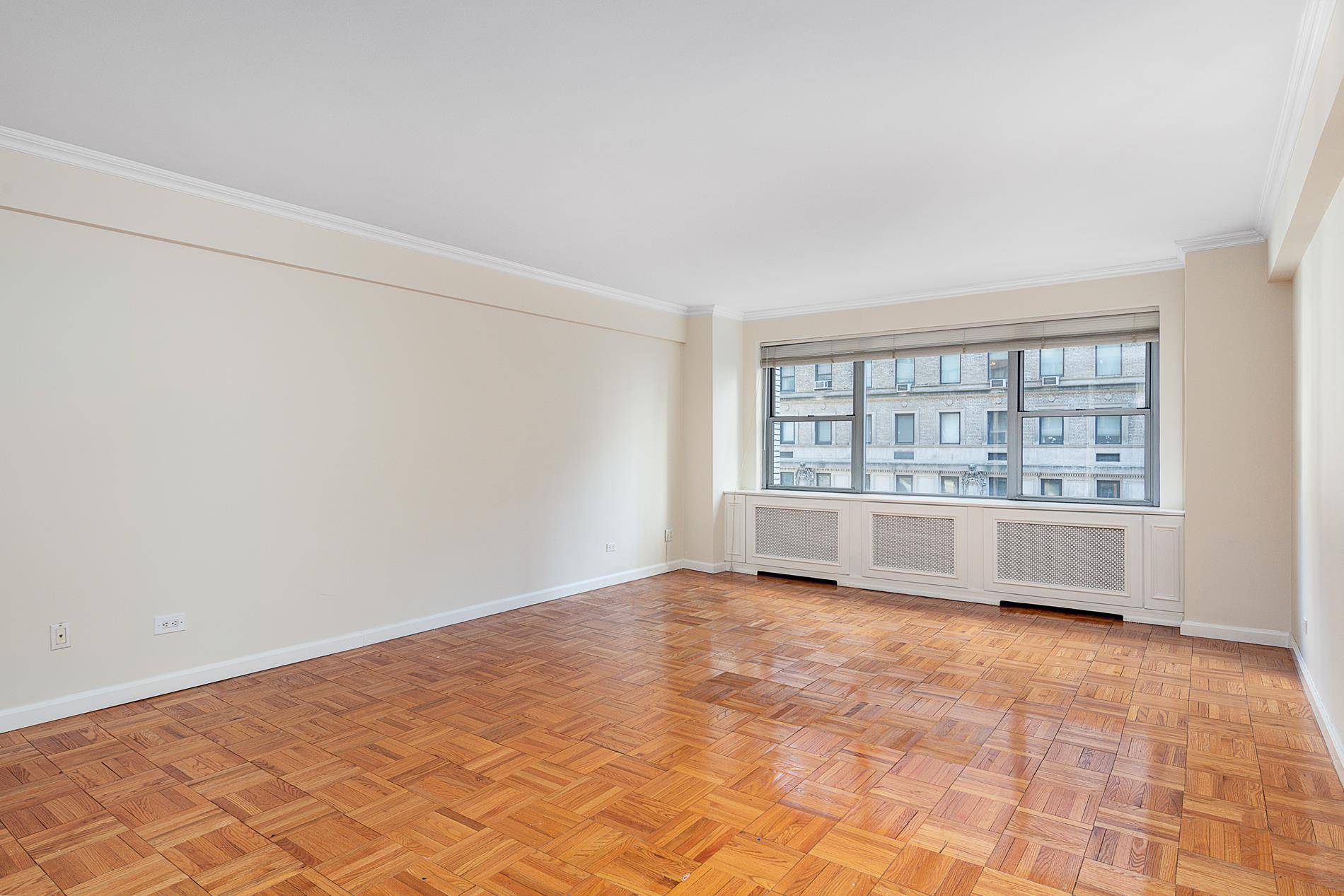 Location, Location, Location This rarely available spacious one bedroom apartment is the perfect home or Pied a Terre.