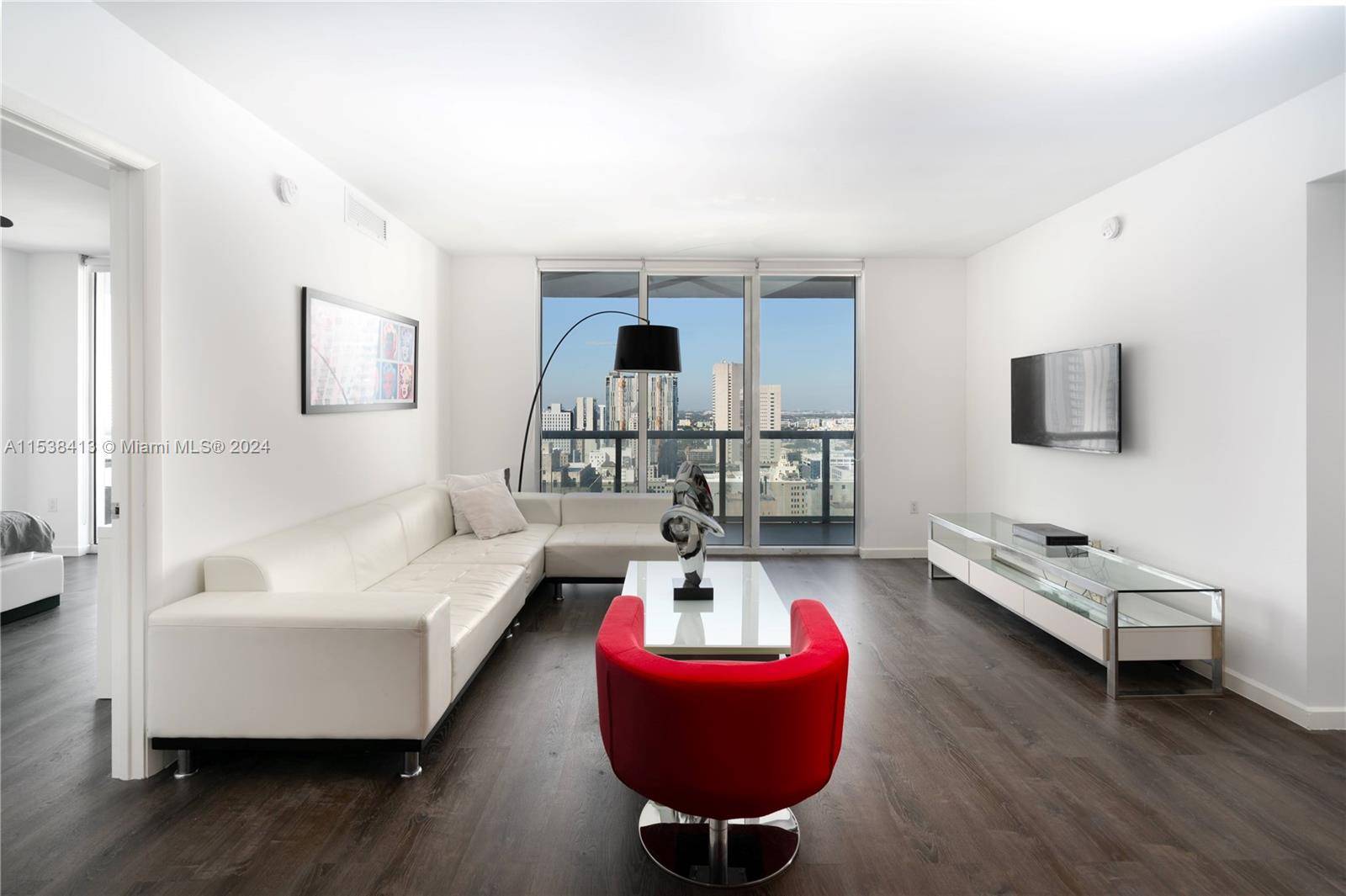Funished 2 Bedroom and 2 bathroom, corner unit located in the 32nd floor.