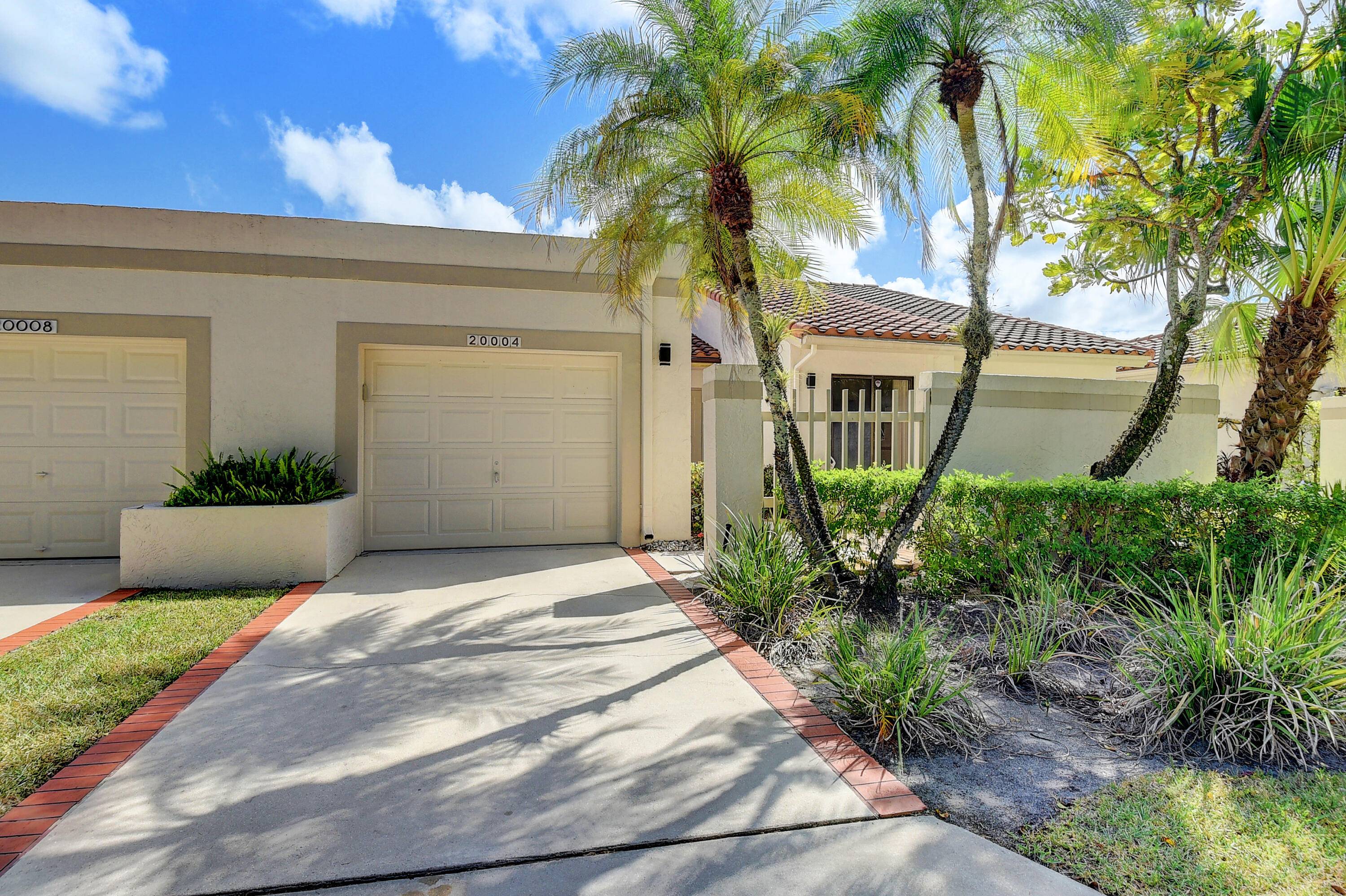 Gorgeous and well maintained villa in the heart of Boca Raton.