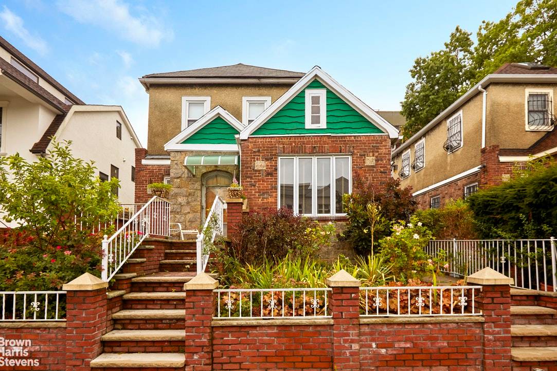 This charming, two family home sits on a 40x100 lot on one of the finest blocks in Manhattan Beach.