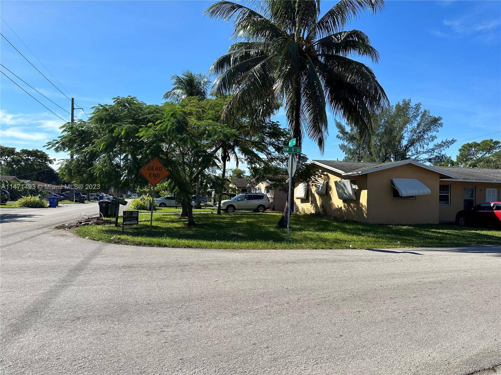 Property is a duplex corner lot, conveniently located near shopping tons of local restaurants, banks, transportation and schools.