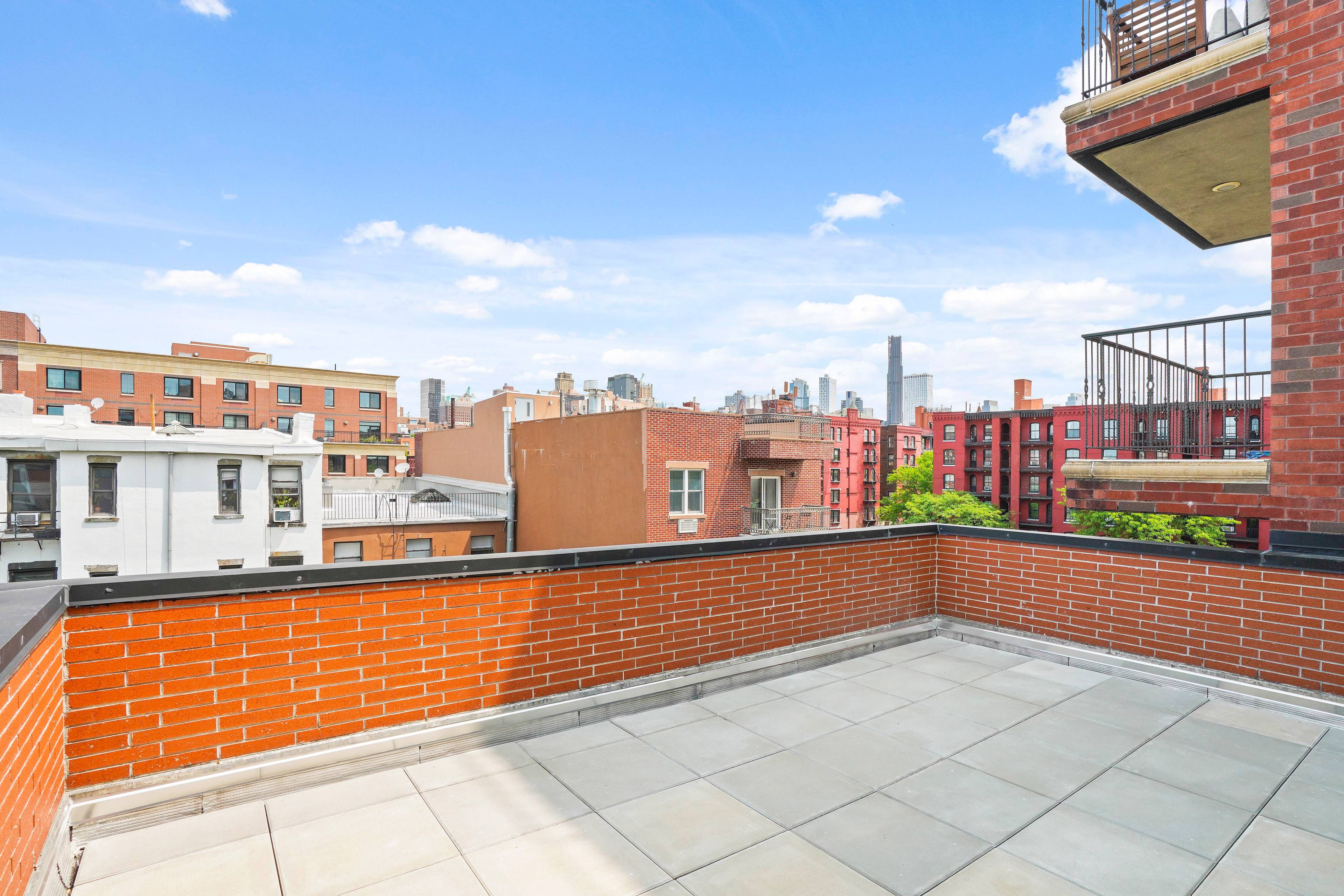 Welcome to a luxurious duplex condo located in the coveted Cobble Hill area of Brooklyn.