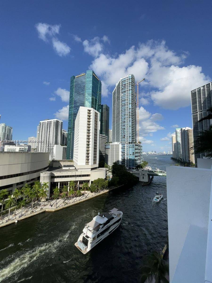 EASY TO SHOW ! BEST BRICKELL LOCATION, READY TO MOVE IN, FRESHLY PAINTED, CERAMIC FLOORS, UPCALE UNIT AND THE BUILDING OFFERS 4 FLOORS OF AMENITIES, SECURITY, 1 GARAGE PARKING SPACE ...