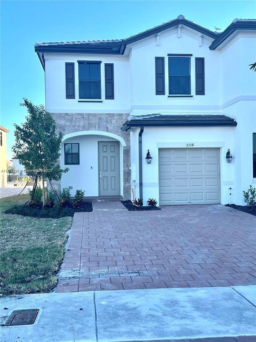 Stunning 3 bed, 2. 5 bath corner townhouse in Aquabella.