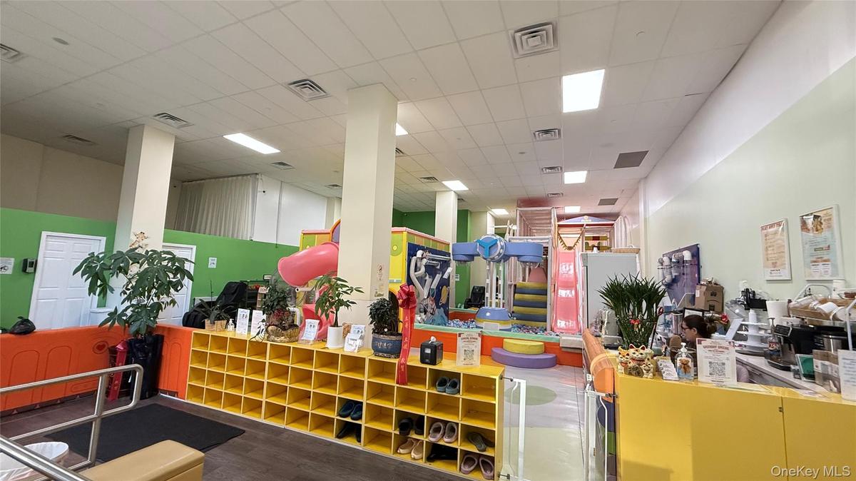 Welcome area with a paneled ceiling