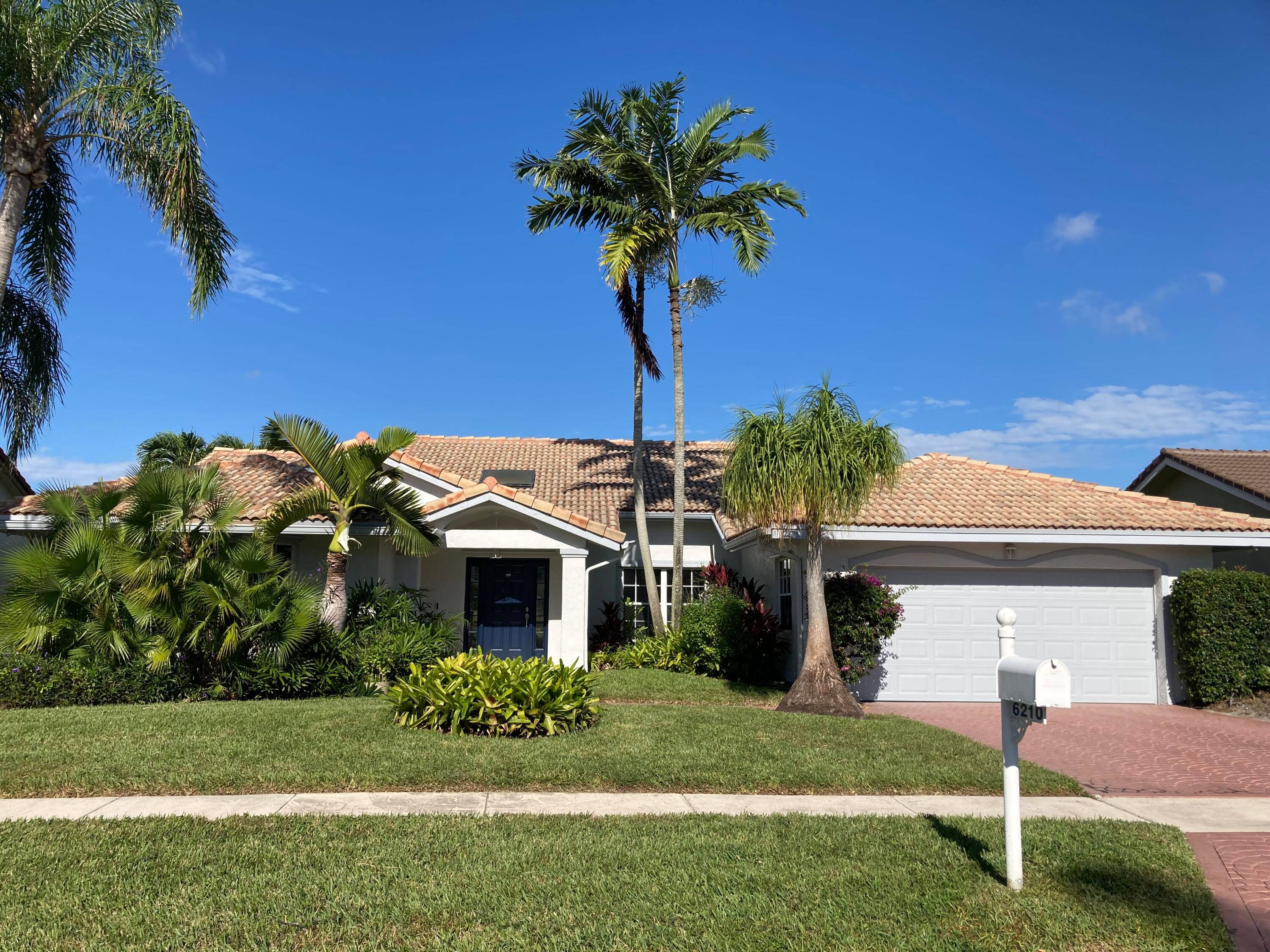 ''FLORIDA LIFESTYLE'' Beautifull Family Home in ALL AGES Community Great Schools Spacious Bedrooms with seating area Skylights great for natural light Private Screened Pool w Jacuzzi Golf and Lake views ...