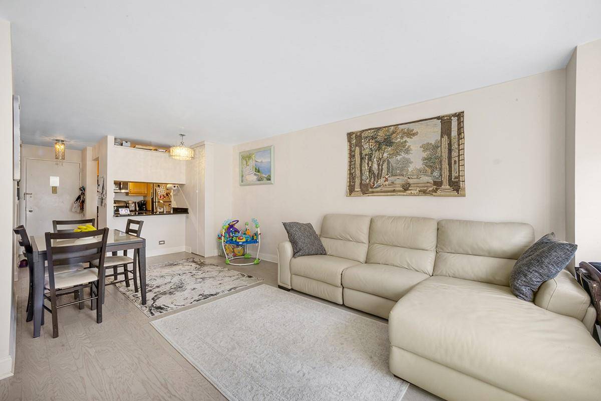 LOVELY ONE BEDROOM APARTEMENT, FULLY RENOVATED, NEW HARDWOOD FLOORS, MARBLE BATHROOM, FACING SOUTH WITH LOTS OF SUNLIGHT.