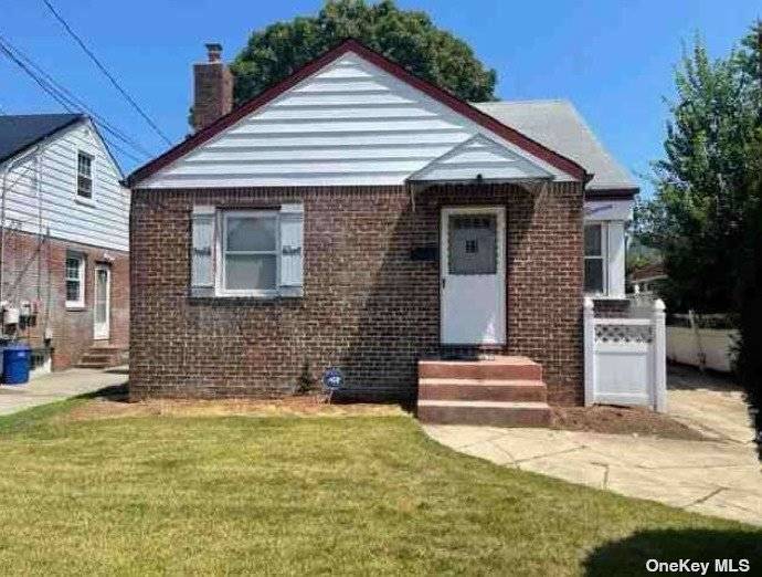 Beautiful well maintained home in a great location offering 2 bedroom and 2 bath with additional room in the basement.
