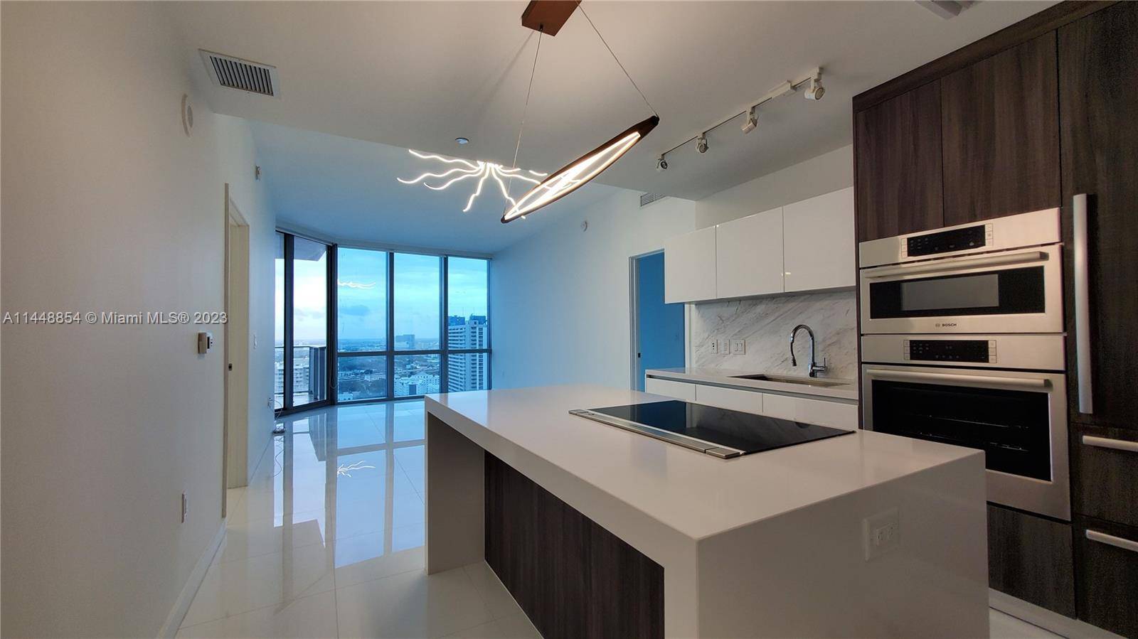 STUNNING RESIDENCE AT PARAMOUNT WORLDCENTER WITH THE BEST AMENITIES IN MIAMI !