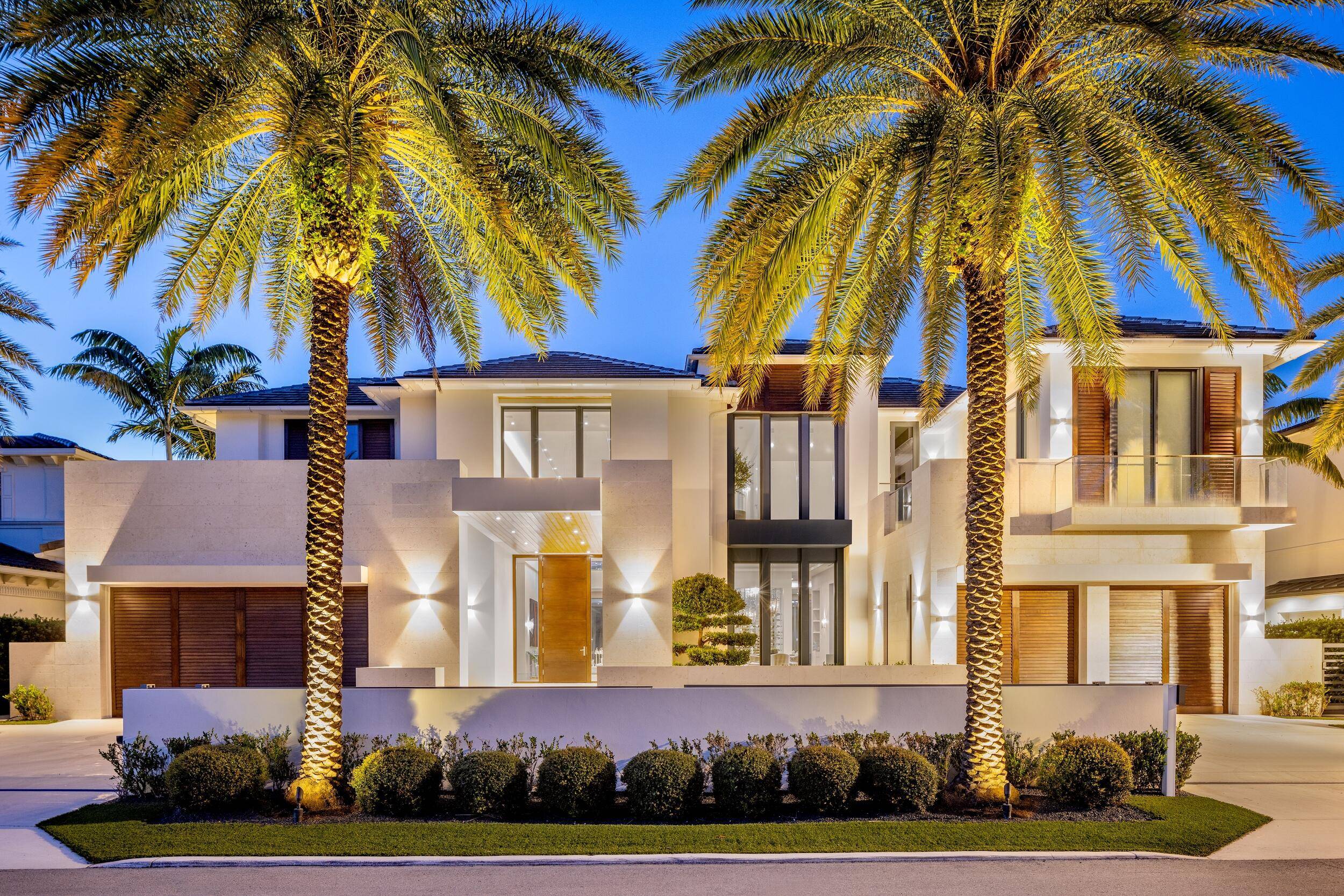 Transcend the expected at Villa Bianca, a contemporary jewel nestled in Boca Raton's prestigious Royal Palm Yacht Country Club.