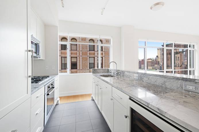 The 74 studio, one, two, and three bedroom apartments located at Instrata Brooklyn Heights reflect the artistic verve of the neighborhood and the modern luxury expected in a premier New ...