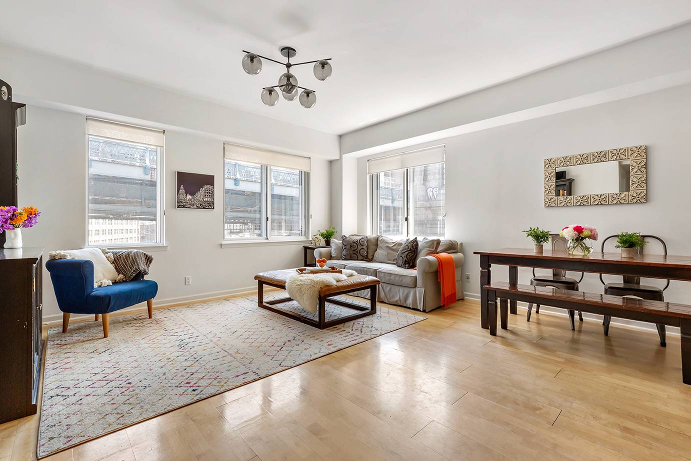 PRICED TO SELL ! This bright and sunny, high floor, corner 3 Bed 2 Bath condo has magnificent views of the Manhattan Bridge and the East River, a fantastic layout ...