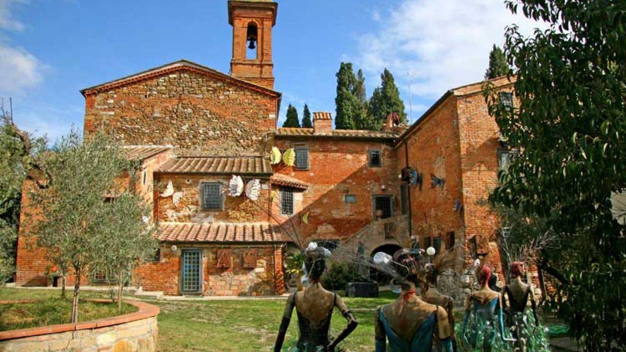 Country house, Relais, for sale Siena. Luxury relais for sale in the province of Siena. Includes 4 apartments, land with olive grove.