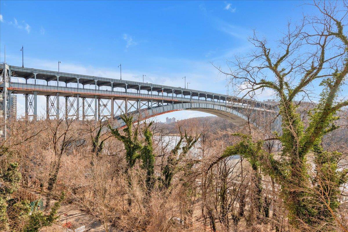 A commuters dream in Spuyten Duyvil As you enter this spacious Jr4 you immediately see the Spuyten Duyvil Creek and the Palisades.