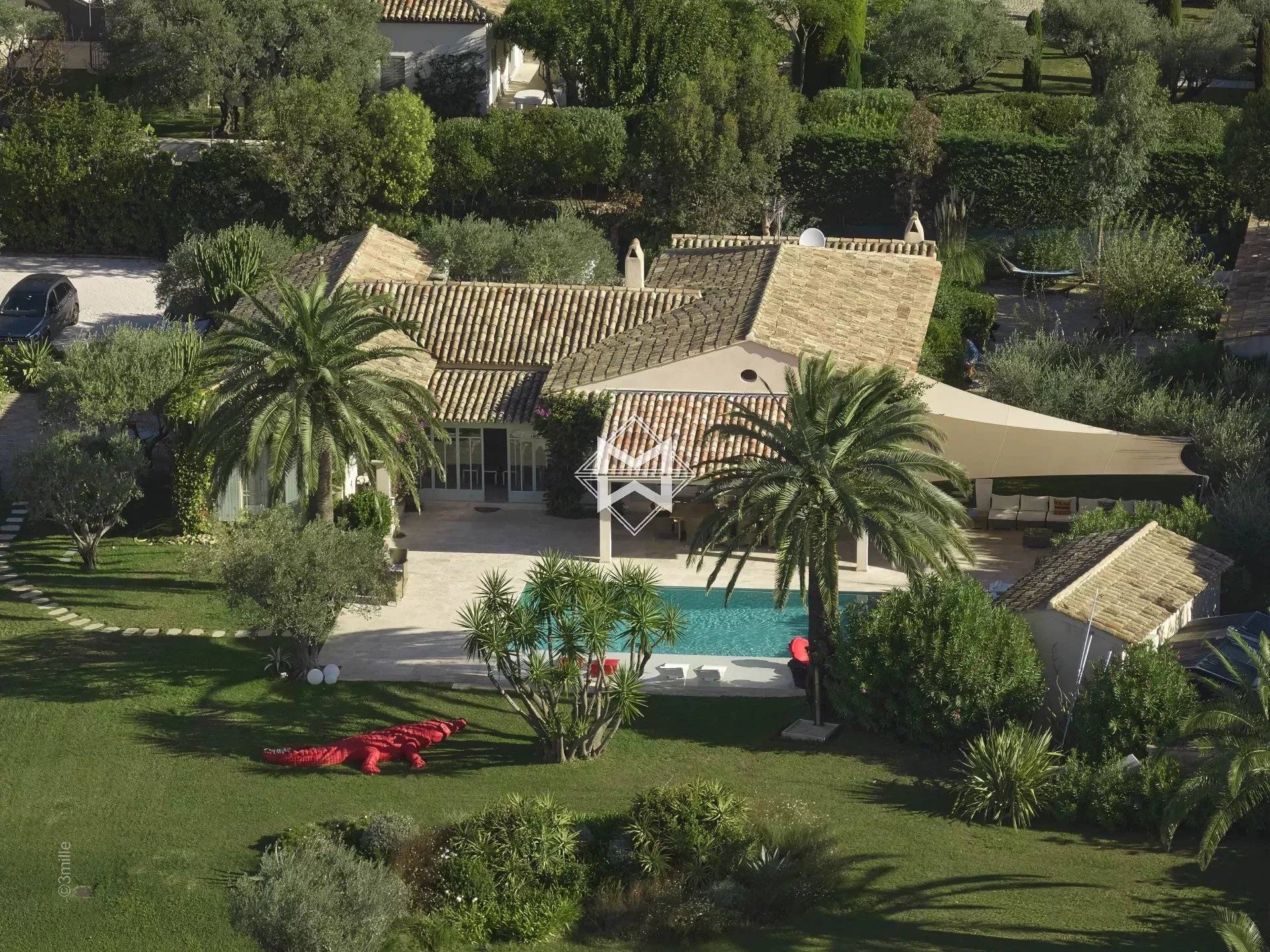 Provencal villa in the heart of the vineyards