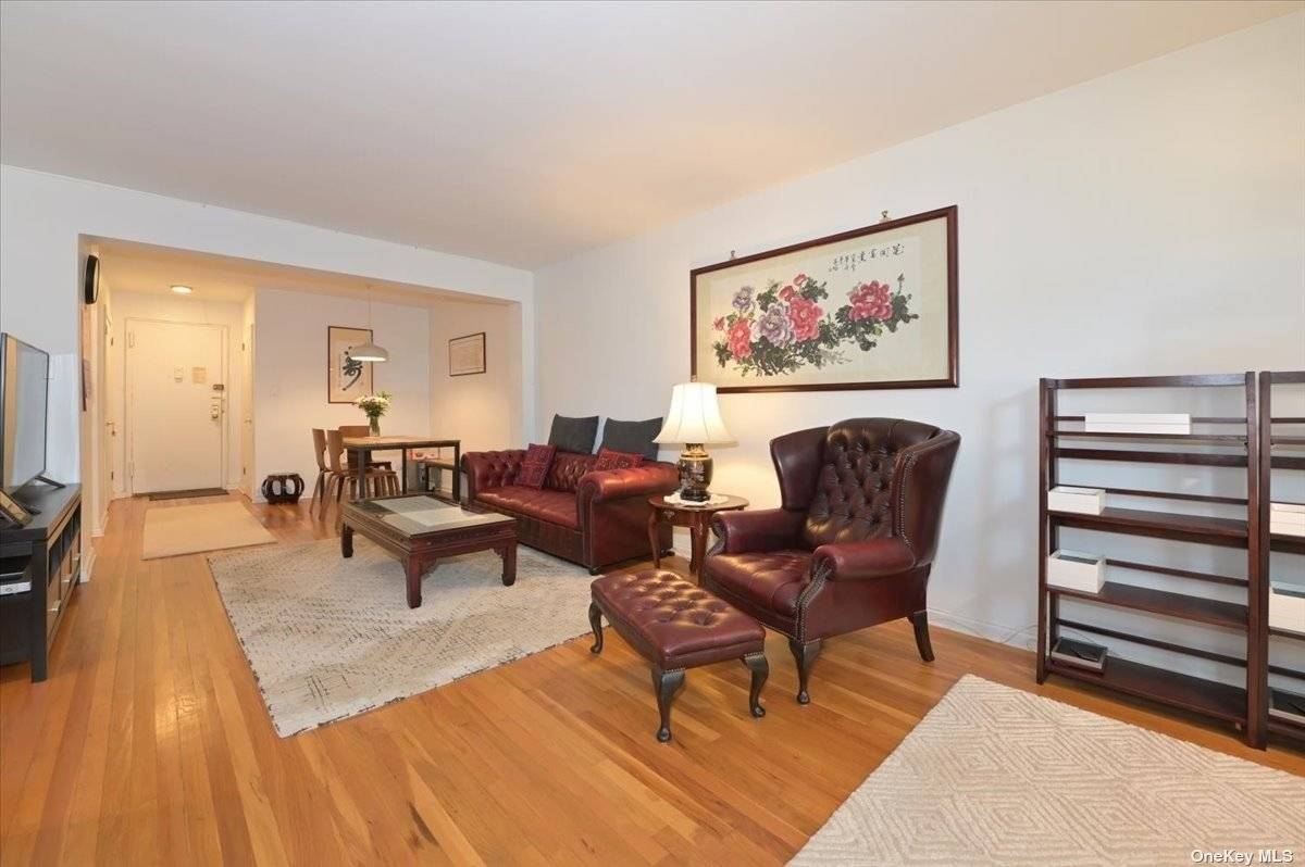 Welcome to this recently fully renovated 1 bedroom, 1 full bathroom Junior 4 apartment.