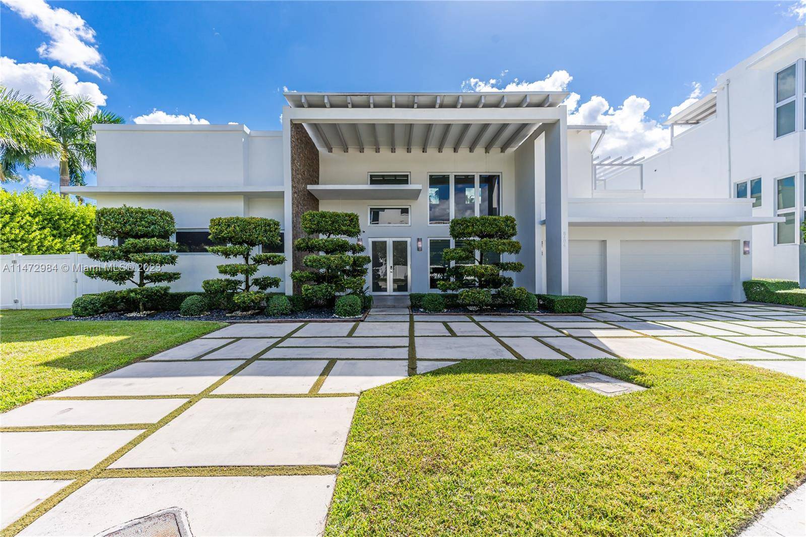 Spectacular home in the best area of Doral, the Oasis Park Square community, living area 3, 838 square feet for a total lot of 13, 086 SQFT, built in 2015, ...