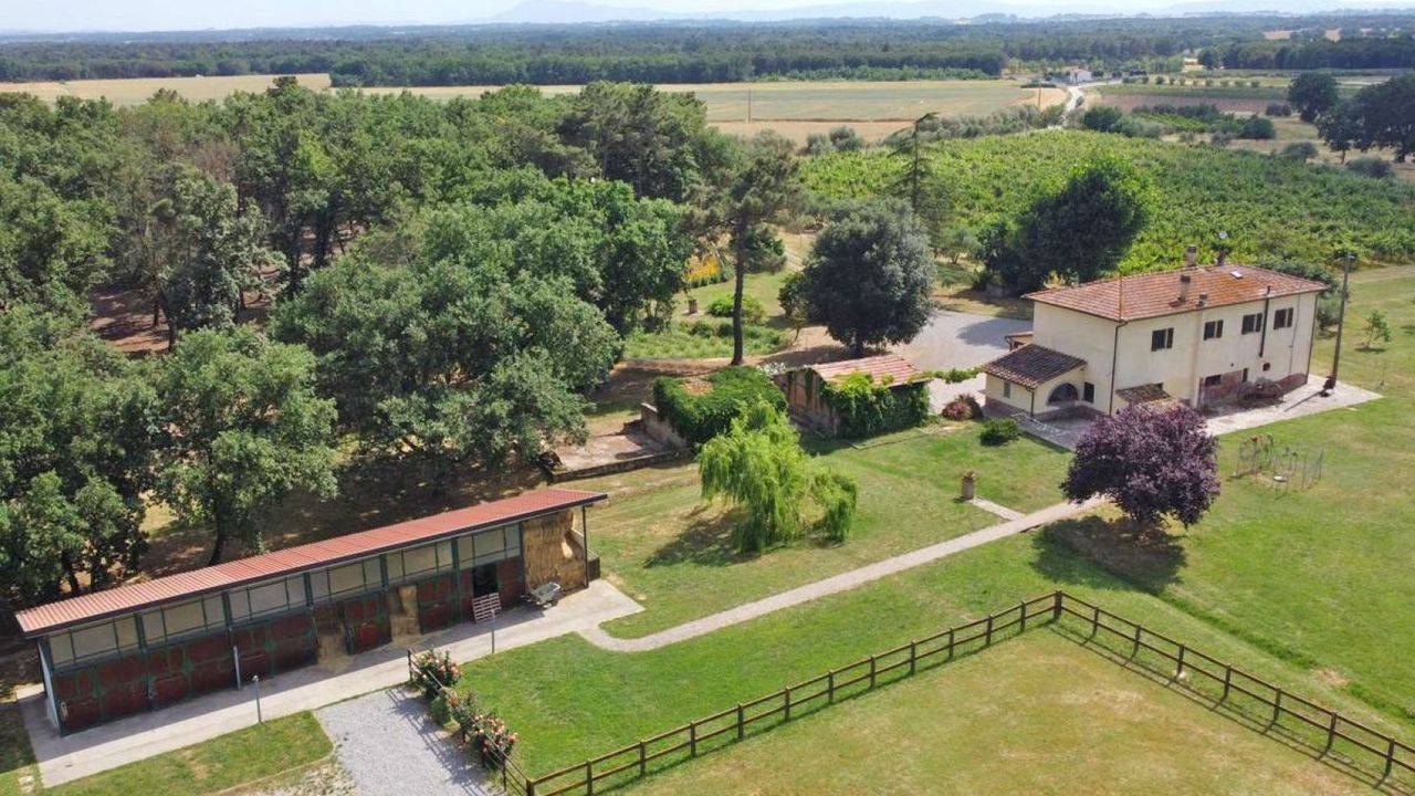 The property for sale consists of a large Tuscan farmhouse, riding stables for 10 horses and over 6 hectares of land with vineyard and olive grove.