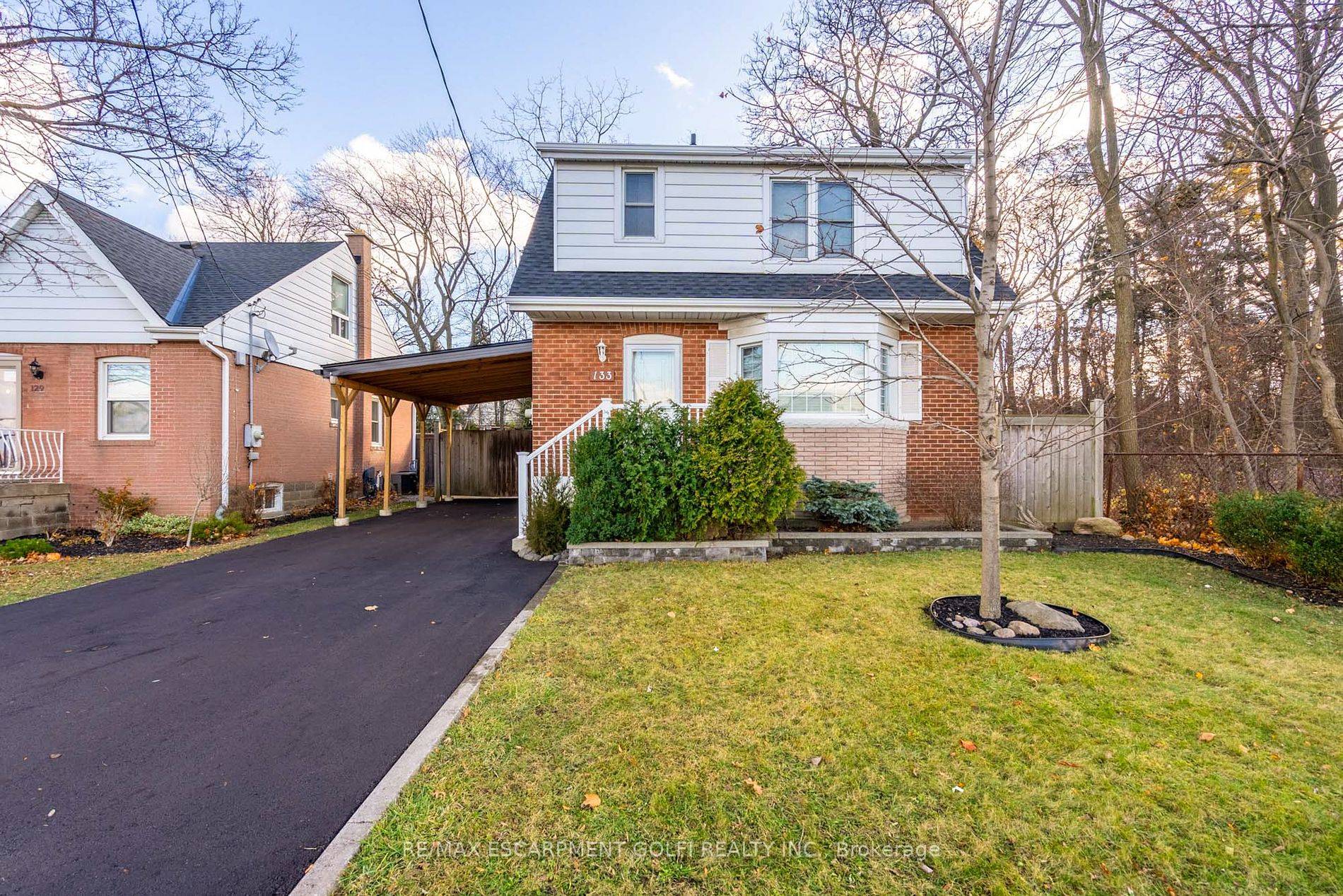 Welcome to a meticulously maintained 2 storey detached home, within walking distance from Mohawk College and St.