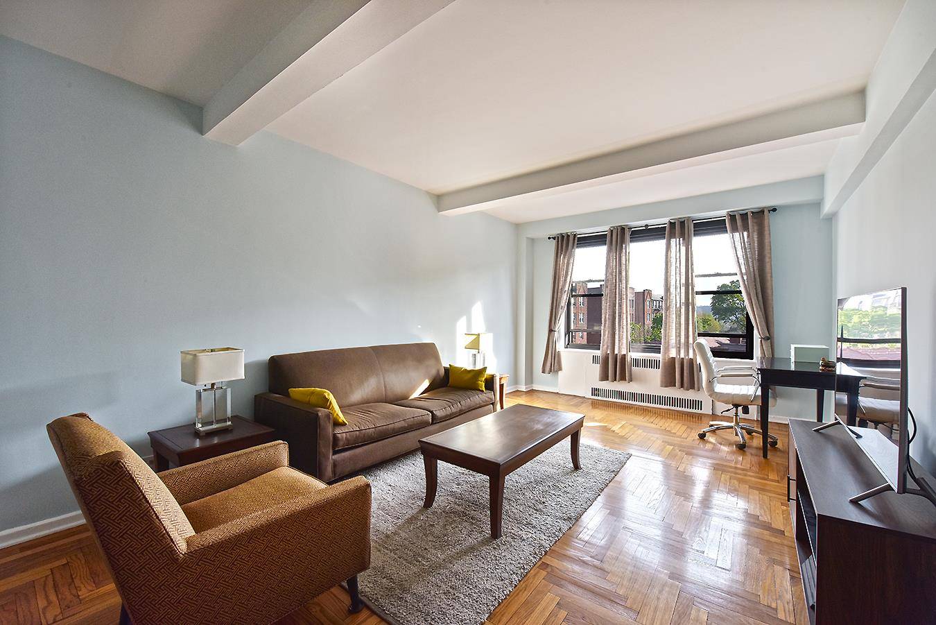 Light and Airy Corner 1BR With Open ViewsLight and airy and nothing for you to do to this very nice one bedroom apartment in Park Terrace Gardens.