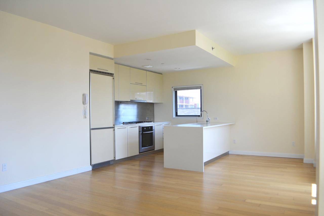 BRIGHT 2BR 2BA WITH KING SIZE BEDROOMSAVAILABLE IMMEDIATELYNow available is this warm and bright 2 Bedroom 2 Bathroom home with south east exposure and partial NYC skyline views.