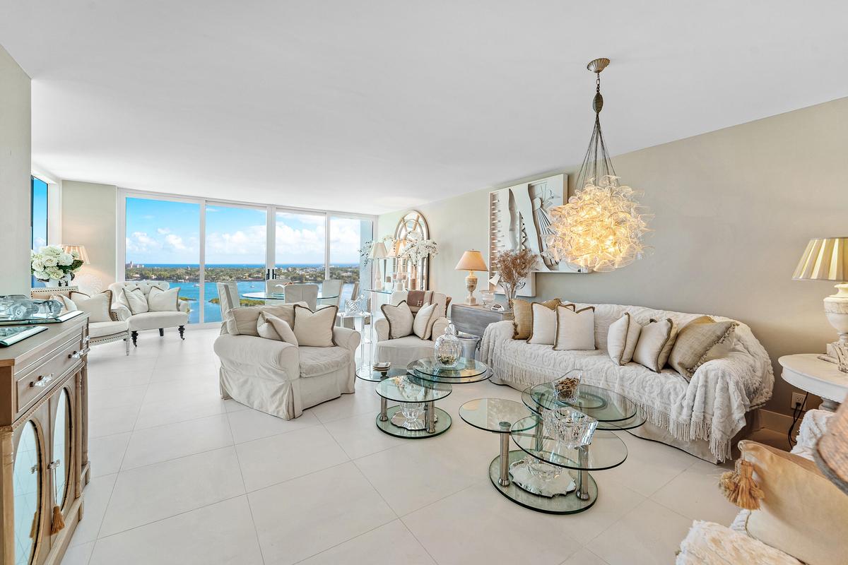 Opens to balcony