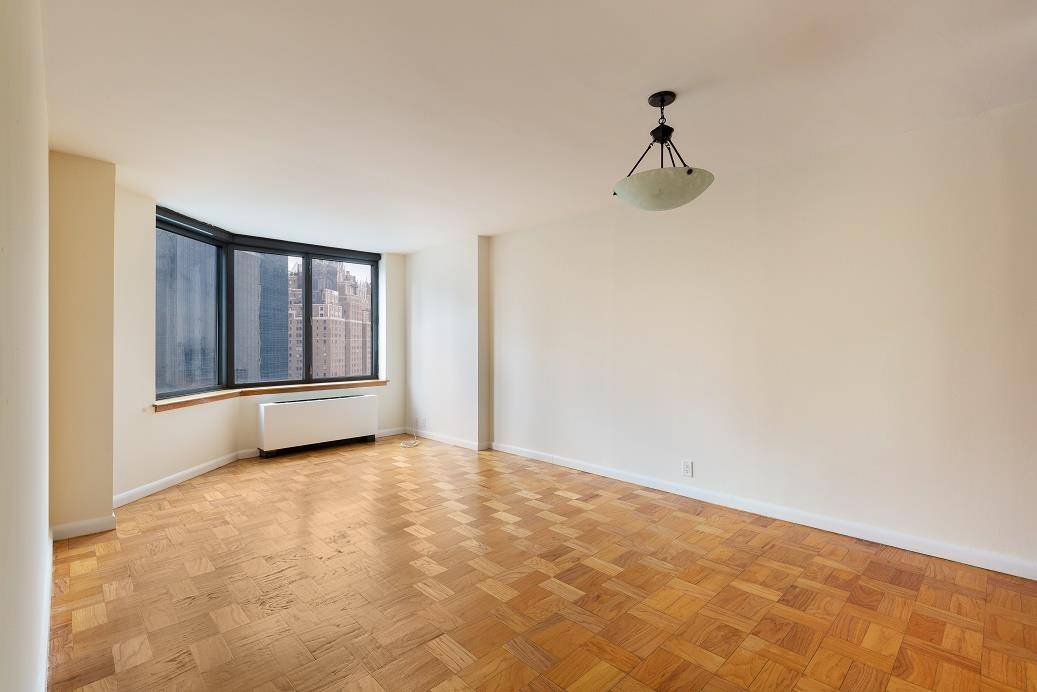 THE APARTMENT Now available, perched on the twenty first floor is this classic one bedroom apartment with unobstructed north, east and western views of iconic New York landmarks, including the ...