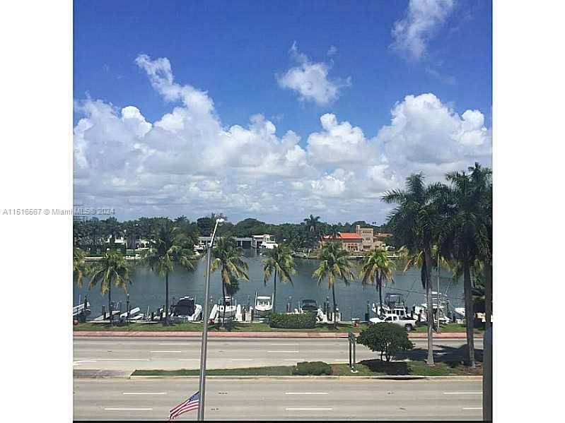 Breathtaking direct Intracoastal views in this one bedroom plus den and one bath unit.