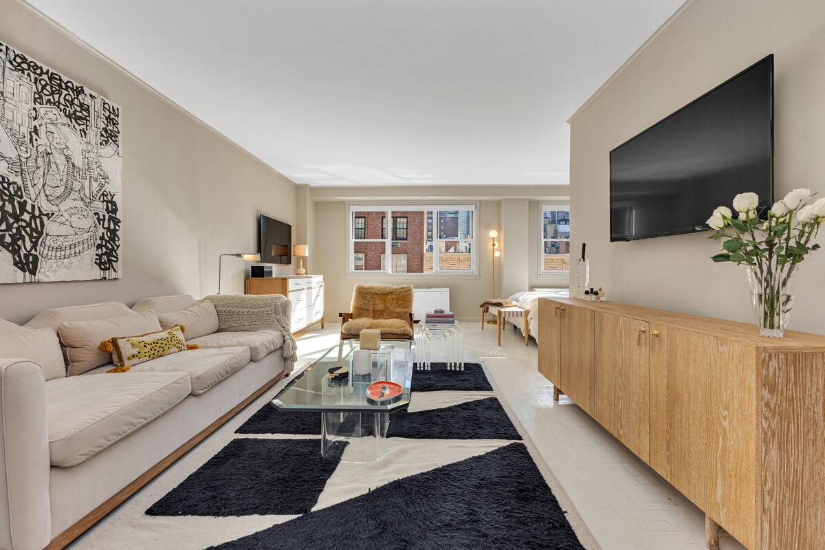 LENOX HILL HIGH FLOOR ALCOVE STUDIO Renovated oversized windowed sleeping alcove studio with natural light and open east exposure.